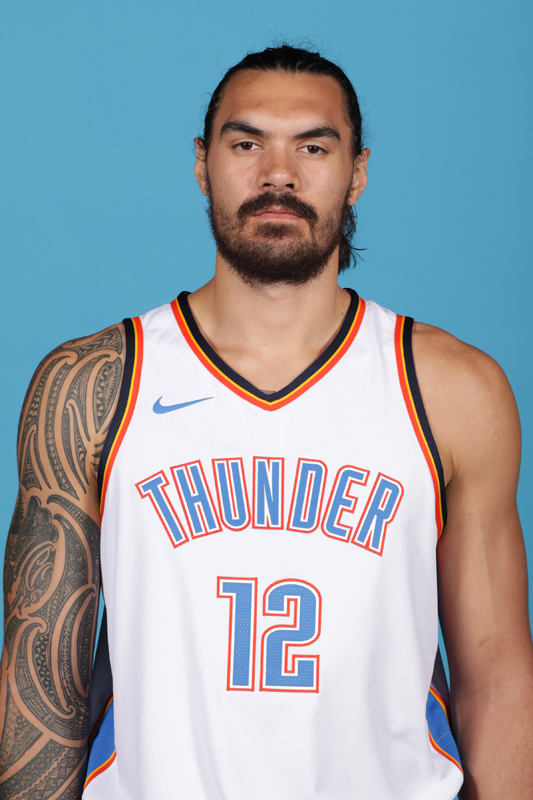 记者晒视频：钟义浩现场观看海牛比赛，海牛进球后他兴奋鼓掌（记者发视频：钟义浩现身观战海牛，球队破门他激动鼓掌）