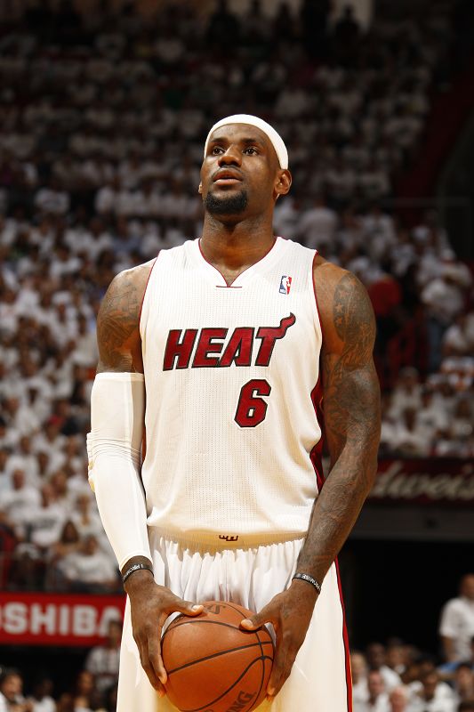 皇马本泽马梅开二度助球队获胜（本泽马双响助皇马取胜）