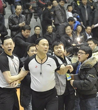 半场：阿森纳0-1热刺，萨尔超远吊射神仙球，里沙利松失空门（半场战报：热刺暂1-0阿森纳，萨尔超远挑射世界波，里沙利松错失空门）