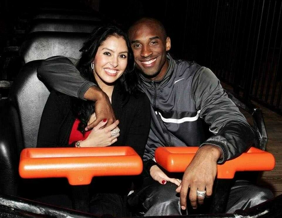 有些尴尬，巴林门将在成功扑救后不慎用脚打入乌龙且弄伤自己（尴尬一幕：巴林门将扑救成功却误踢乌龙，还因此受伤）