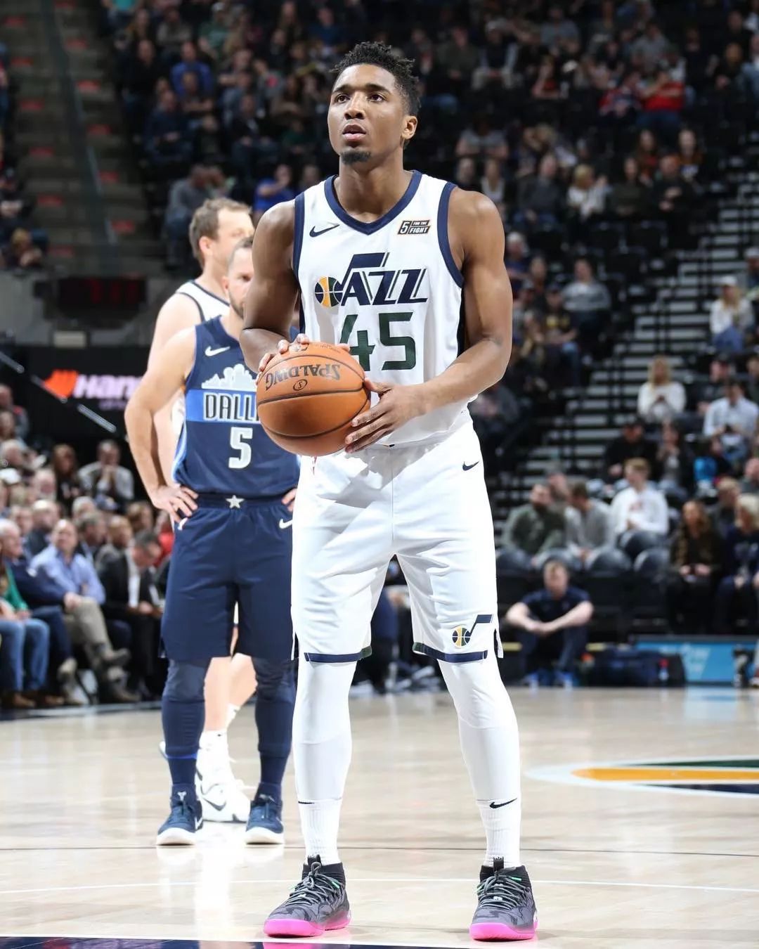 西足协前主席鲁比亚莱斯在发布会被扔鸡蛋，试图回击但被拦住（西足协前主席鲁比亚莱斯发布会上遭掷鸡蛋，欲回击被制止）